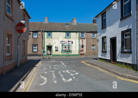 Zwei Wanderer im Dorf Cleator, West Cumbria, England UK Stockfoto