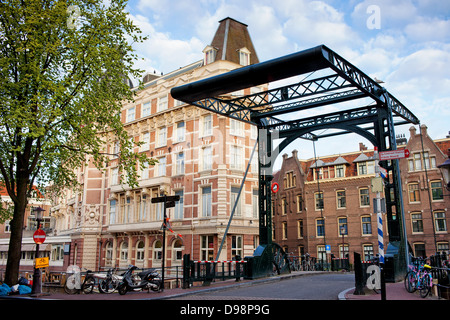 Staalstraat Brücke am Kloveniersburgwal Kanal, Amsterdam, Niederlande, Provinz Nordholland. Stockfoto