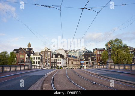 Verkehrsinfrastruktur in der Stadt Amsterdam in Holland, Straße und Straßenbahn auf der Hogesluis-Brücke (Hoge Sluis Brug). Stockfoto