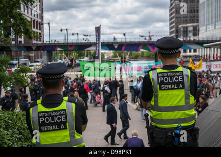 London, UK. 14. Juni 2013. Polizei zusehen, wie die Verlagerung der Schulden Demonstranten in Canary Wharf im Vorfeld des G8-Gipfels in Nordirland zu demonstrieren. Bildnachweis: Paul Davey/Alamy Live-Nachrichten Stockfoto