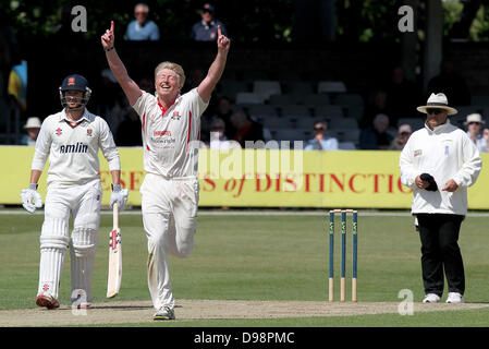 14.06.2013 Chelmsford, Essex. LV County Championship - Glen Chaple feiert das Wicket Saj Mahmood - Essex CCC Vs Lancashire CCC.  Essex wurden rollte heraus für eine niedrige Punktzahl von 20 Runs. Stockfoto