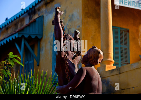 Eine Statue, die Feiern der Befreiung der Sklaven in der Nähe von Haussklaven, Goree Island, Dakar, Senegal. Stockfoto