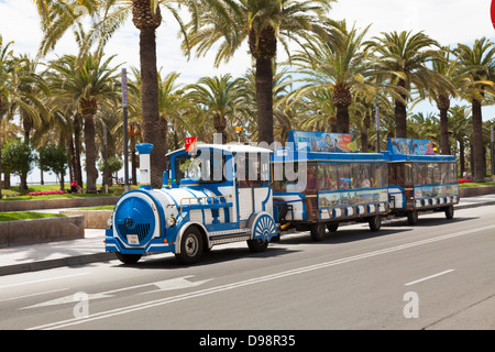 Der Touristenbus Strandpromenade mit Palmen in Salou trainiert. Stockfoto