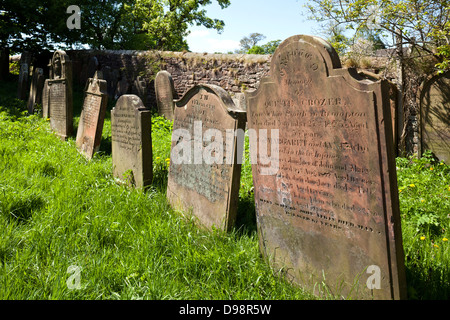 Neunzehnten Jahrhunderts Gräber auf dem Friedhof der St.-Martins-Kirche in der kleinen Marktstadt von Brampton, Cumbria UK Stockfoto