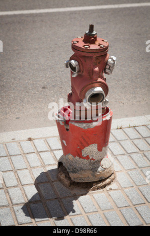 Spanisch-Straße Hydranten mit gebrochenen Betonschutz. Stockfoto