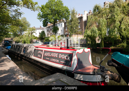 Narrow Boat "Caroline" vertäut am Regents Kanal über Wasser treffen Bridge, London. Stockfoto