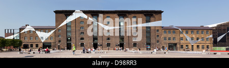 Panoramasicht auf die neu restaurierten Gebäude, Getreidespeicher, die beherbergt heute Central St Martins Kunstschule. Stockfoto