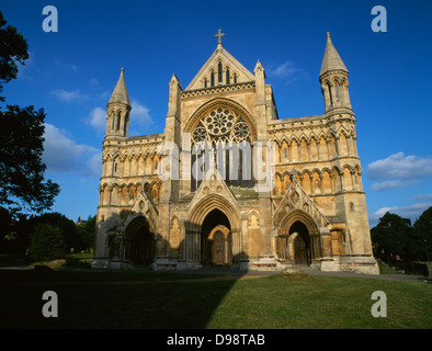 Die viktorianischen, neugotischen Westfassade der Kathedrale von St Albans, Hertfordshire, im Jahre 1879 von Lord Grimthorpe hinzugefügt. Stockfoto