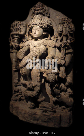Bhairava eine destruktive Manifestation des Hindu-Gottes Shiva. Diese Hindu-Gottheit wurde vom tantrischen Buddhismus in Tibet und ist bekannt als Vajrabhairava. 13. Jahrhundert Hoysala Dynastie (1050-1300 n. Chr.) Chlorit-Schiefer Skulptur aus Karnatakain Indien Stockfoto