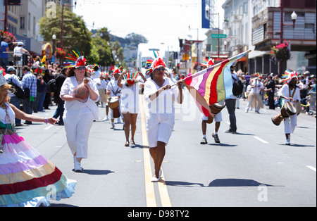 Musik und Tanz während Karneval parade im Mission District in San Francisco, Kalifornien, USA Stockfoto