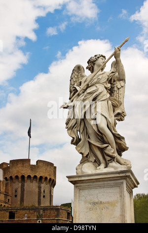 Marmorstatue des Engels mit Speer von Bernini auf St. Angelo Brücke vor dem Hintergrund des Castel Sant'Angelo in Rom, Italien Stockfoto