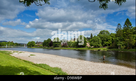 LACHSANGELN AUF DEN FLUSS NESS IM SCHATTEN DER BURG UND DER KATHEDRALE Stockfoto