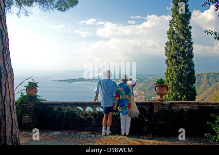 Ein paar der Küste bewundern aus der Felswand Park in Taormina, Sizilien, erstellt von Florence Trevelyan Stockfoto