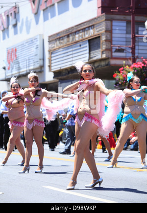 Bunte Tänzer während Karneval parade im Mission District in San Francisco, Kalifornien, USA Stockfoto