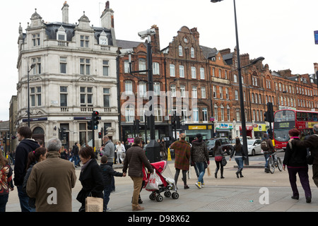 Menschen zu Fuß und das Einkaufen in Camden Marker Straße Stockfoto