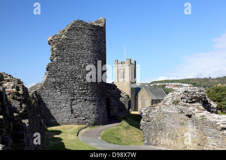 Aberystwyth Burg aus dem 13. Jahrhundert mit St. Michaels-Kirche im Hintergrund Stockfoto