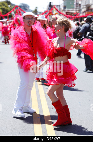 Kubanische Tänzerinnen im Karneval parade zu Mission District in San Francisco, Kalifornien, USA Stockfoto