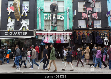 Menschen zu Fuß und das Einkaufen in Camden Marker Straße Stockfoto