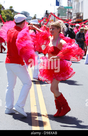 Kubanische Tänzerinnen im Karneval parade zu Mission District in San Francisco, Kalifornien, USA Stockfoto