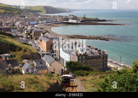 Ansicht von Aberystwyth Bucht, Strand und Promenade vom Constitution Hill, der Standseilbahn im Vordergrund Stockfoto
