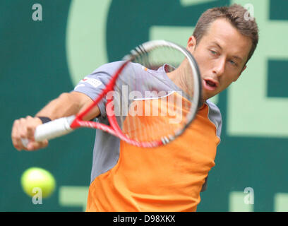Halle, Deutschland. 14. Juni 2013. Deutschlands Philipp Kohlschreiber gibt den Ball während des Spiels gegen Russlands Youzhny bei der ATP-Tour in Halle, Deutschland, 14. Juni 2013 zurück. Foto: OLIVER KRATO/Dpa/Alamy Live News Stockfoto