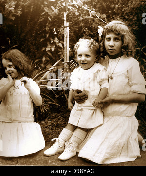 junge französische Kinder spielen im Garten. Um 1900 Stockfoto