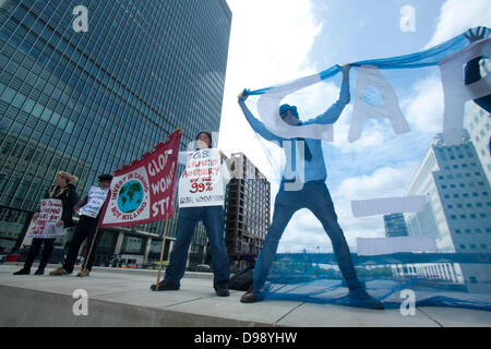 Canary Wharf, London, UK. 14. Juni 2013. Aktivisten aus sie Owe U.S. und Uncut konvergieren auf das Herz des UK financial Centre in Canary Wharf zu widerstehen und Alternativen zu den G8-Gipfel in Nordirland Kredit erstellen: Amer Ghazzal/Alamy Live-Nachrichten Stockfoto