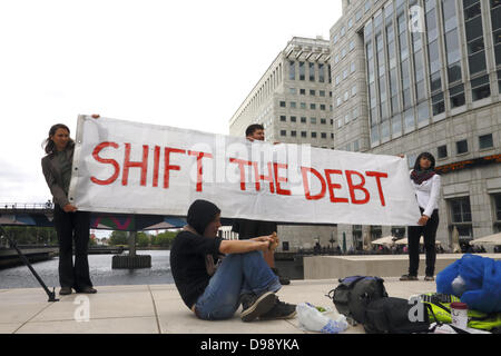 London, UK. 14. Juni 2013. Anti-Kapitalismus-Demonstration in Canary Wharf, London, UK. 14. Juni 2013 Credit: Victor de Schwanberg/Alamy Live News Stockfoto