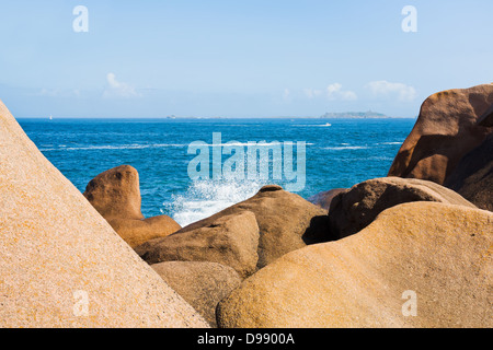 große Felsbrocken auf rosa Granit Küste der Bretagne in sonnigen Tag, Frankreich Stockfoto