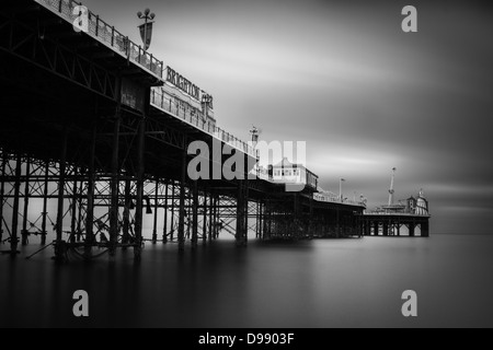 Einen schwarzen und weißen ND Filter Schuss von Brighton Pier, Meer Blick Stockfoto