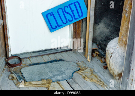 GESCHLOSSENE Schild an der Tür des Chitina Emporium, kleinen und abgelegenen Stadt von Chitina, Alaska, USA Stockfoto