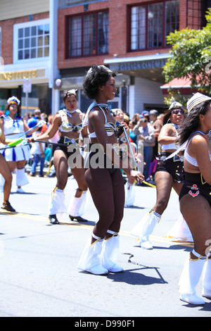 Tänzerinnen im Karnevalstreiben im Mission District in San Francisco, Kalifornien, USA Stockfoto