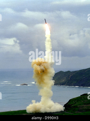 Der VANDENBERG AIR FORCE BASE, Calif.-- Eine LGM-30 Minuteman III Rakete steigt in der Luft nach einem Test starten. Das minuteman ist eine strategische Waffe System mit einer ballistischen Rakete von Intercontinental. Stockfoto