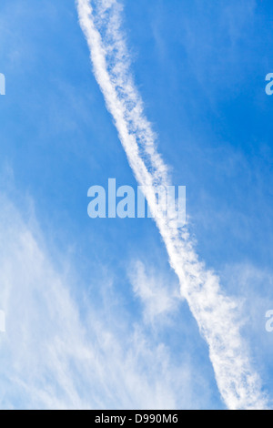 Cloud-Spur von Flugzeug in blauer Himmel Stockfoto