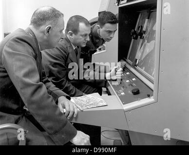 Kubakrise. 1960 - Strategic Air Command Personals bei der Interpretation von Aufklärung Foto während der Kubakrise, 1962. (U.S. Air Force Stockfoto