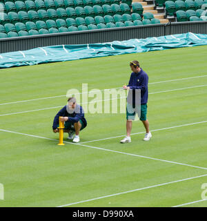 London, UK. 14. Juni 2013. Platzwarte Überprüfen des Grases auf dem Centre Court im All England Club, Wimbledon, London. Die Meisterschaften beginnen am Montag, 24. Juni 2013. Bildnachweis: Paul Maguire/Alamy Live-Nachrichten Stockfoto