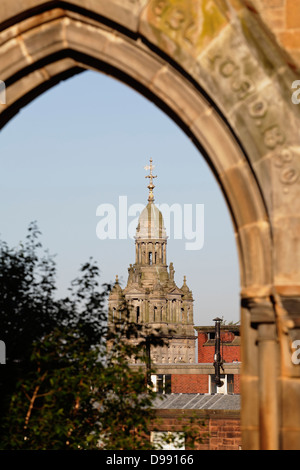 Glasgow City Chambers Kuppel durch Rottenrow Arch in Glasgow, Schottland, Großbritannien Stockfoto