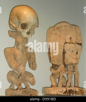 Korwars oder ancestral Zahlen. Diese erscheinen in Papua Neuguinea und werden verwendet, um die Erinnerungen an die Toten zu erinnern. Sie enthalten manchmal einen menschlichen Schädel als Schlüsselelement. Anfang des 20. Jahrhunderts Stockfoto