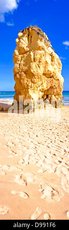 Panorama von riesigen Felsen am Praia da Rocha in Portugal Stockfoto