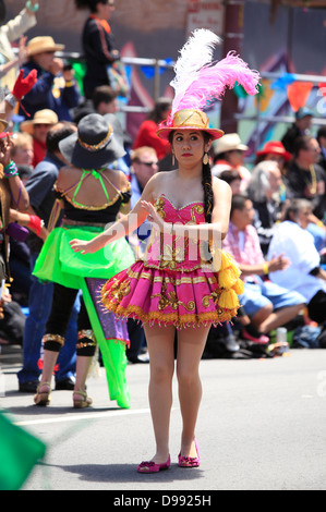 Bunte tanzen während Karnevalstreiben im Mission District in San Francisco, Kalifornien, USA Stockfoto