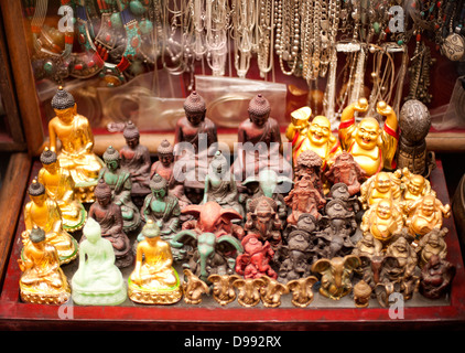 Figuren des Buddha zum Verkauf an Souvenir Shop, tibetischen Markt, Delhi, Indien Stockfoto