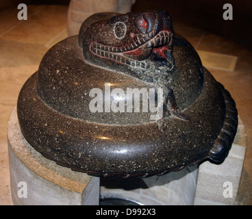 Granit Schnitzen einer Schlange, Aztekische, AD 1325-1521 aus Mexiko. Die Schlange spielte eine wichtige Rolle in der aztekischen Religion und wurde in eine Vielzahl von Formen vertreten. Die Mehrheit der Schlangen in Aztec Skulptur vertreten sind Klapperschlangen. Stockfoto