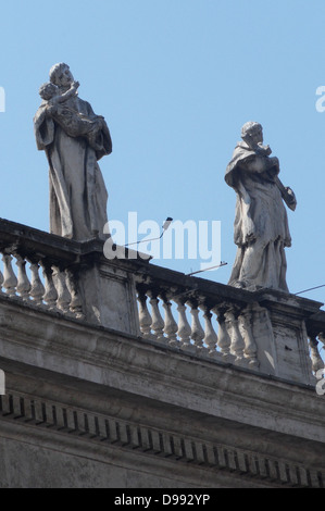 Barocke Skulpturen in den Vatikanischen Museum Gärten; Rom. Papst Julius II. gründete die Museen im frühen 16. Jahrhundert. Stockfoto