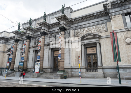 BRÜSSEL, Belgien — die Vorderseite des Gebäudes der Königlichen Museen der Schönen Künste in Belgien (auf Französisch Musées royaux des Beaux-Arts de Belgique), eines der berühmtesten Museen Belgiens. Der Komplex besteht aus mehreren Museen, darunter das Museum für antike Kunst (XV. - XVII. Jahrhundert), das Museum für moderne Kunst (XIX. ­ XX. Jahrhundert), das Wiertz-Museum, das Meunier-Museum und das Museum Magritte. Stockfoto