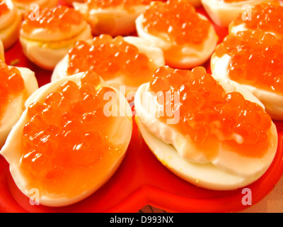 eine Menge von Sandwiches mit rotem Kaviar auf das gekochte Ei Stockfoto