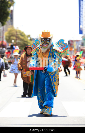 Bolivianische Tänzerinnen in traditionellen Kostümen während Karnevalstreiben im Mission District in San Francisco, Kalifornien, USA Stockfoto