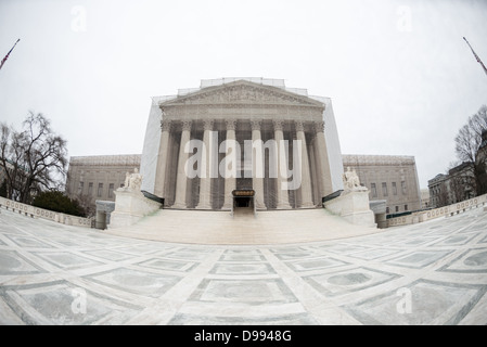 Renovierung des Supreme Court-Gebäudes Washington DC | WASHINGTON D.C., Vereinigte Staaten — Eine Fischaugenansicht zeigt den Korinthischen Portikus des Gebäudes des Obersten Gerichtshofs der Vereinigten Staaten, dessen Säulen und Giebeldach in einem bedruckten Schutznetz während einer mehrjährigen Außenrenovierung eingehüllt sind. Flankierende Marmorstatuen, „Die Betrachtung der Gerechtigkeit“ und „Der Wächter oder die Autorität des Gesetzes“, stehen am Fuß der Treppe unter der verkleideten Fassade. Stockfoto
