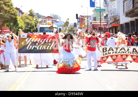 Farbenfrohe und temperamentvolle Kontingent der Tänzer während Karnevalstreiben im Mission District in San Francisco, Kalifornien, USA Stockfoto