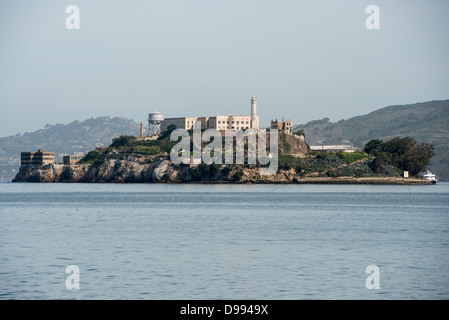 Alcatraz Island San Francisco Kalifornien | SAN FRANCISCO, Kalifornien — Eine Nahaufnahme vom Fishermans Wharf zeigt das Zellhaus, den Leuchtturm und den Wasserturm von Alcatraz Island vor den Hügeln von Marin. Das 1912 größtenteils mit militärischer Sträflingsarbeit fertiggestellte Zellhaus zählte damals zu den größten Stahlbetongebäuden der Welt. Das Bundesgefängnis, das es einst enthielt, wurde 1963 geschlossen, und die Insel wird jetzt vom National Park Service verwaltet. Stockfoto