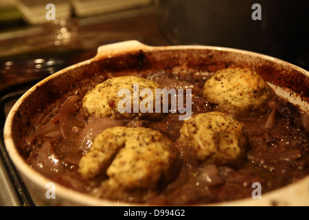 Traditionelles englisches Rindfleisch Eintopf und Knödel Stockfoto